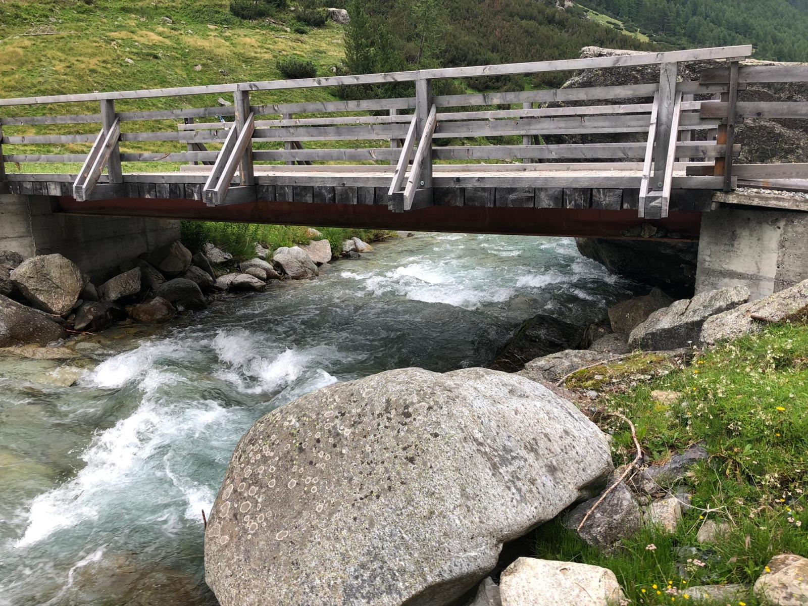 Brücke über einen Bergbach mit beidseitig grossen Steinen (© Christof Angst)